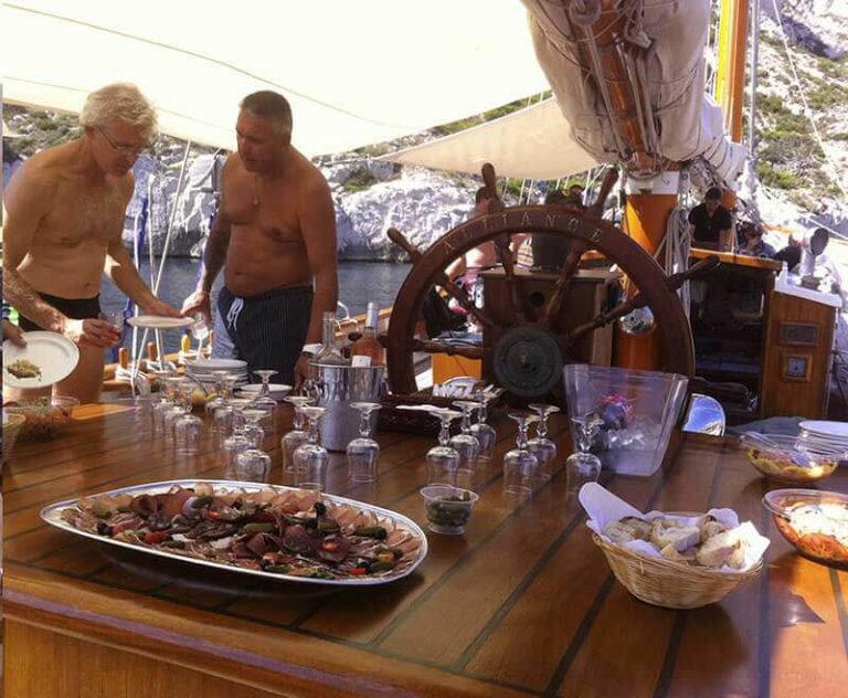 Repas à au mouillage dans les calanques