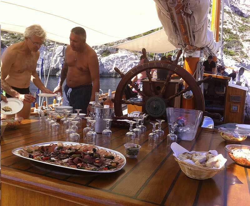 Repas à au mouillage dans les calanques