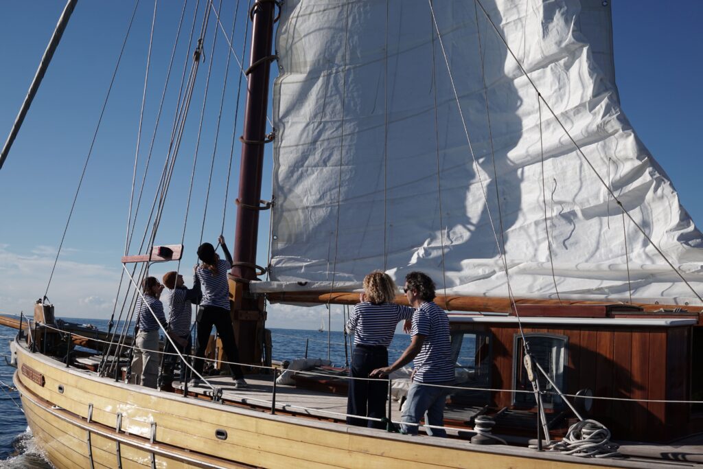 Voilier Goélette Alliance en navigation dans les calanques