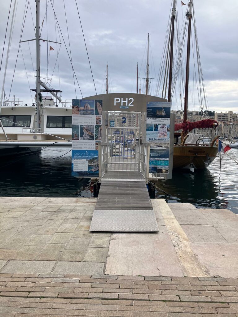 Passagers à bord de la Goélette Alliance dans les calanques