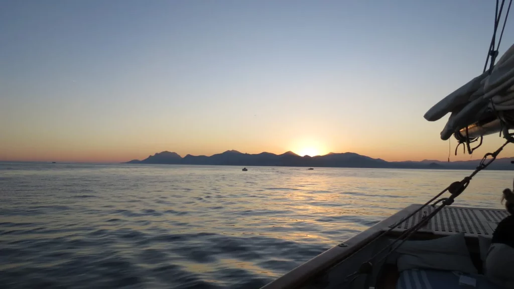 Coucher de soleil sur les îles de Lérins depuis la goélette Alliance