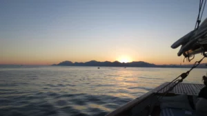 Coucher de soleil sur les îles de Lérins depuis la goélette Alliance