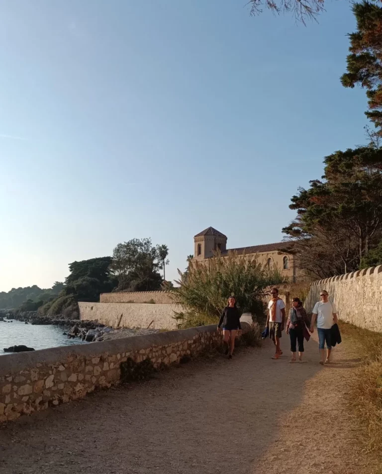 La goélette Alliance au mouillage devant l'île Saint-Honorat, îles de Lérins