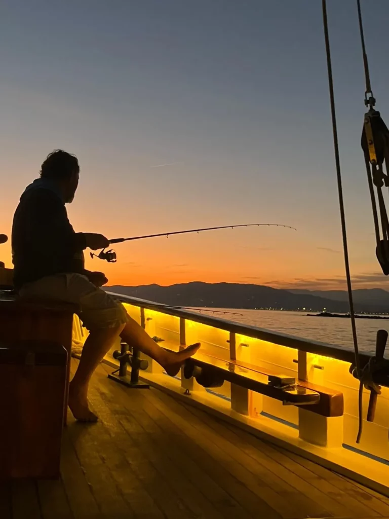 Pêche depuis le pont de la goélette Alliance en Méditerranée