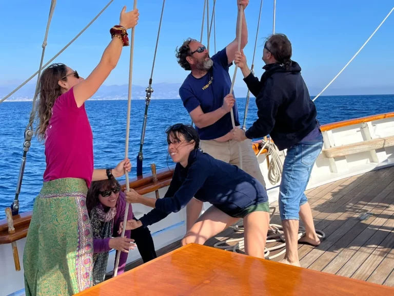 Hissage des voiles à bord de la goélette Alliance