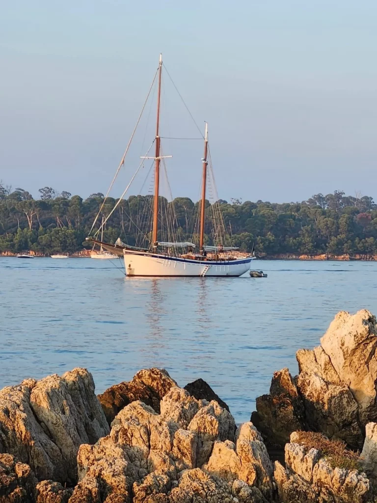La goélette Alliance au mouillage en Méditerranée