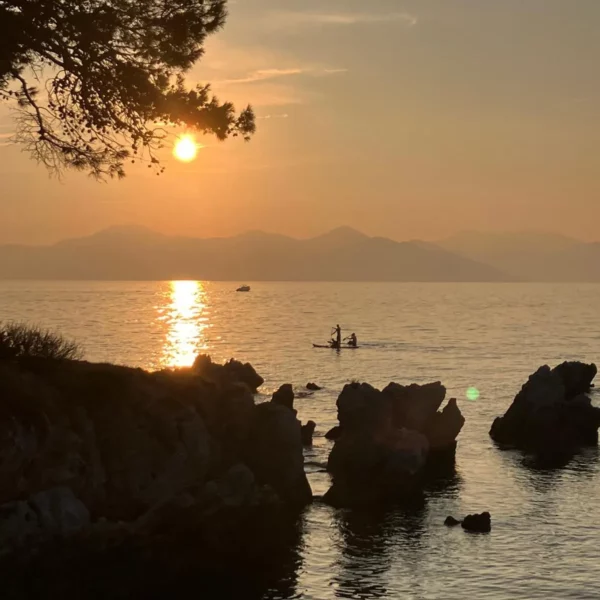 Paddle au coucher du soleil pendant la croisière en goélette