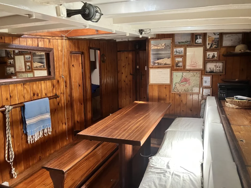 Intérieur de la goélette Alliance, carré et espace de vie