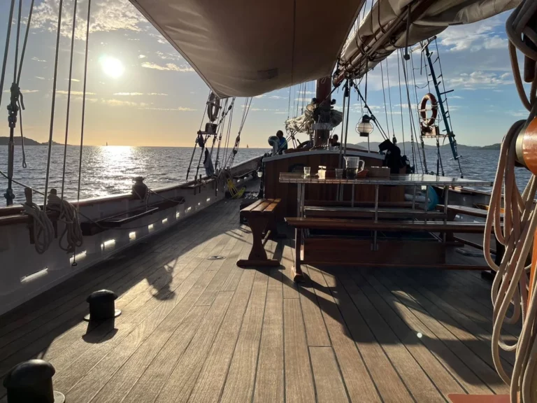 Lever de soleil en mer depuis le pont de la goélette Alliance