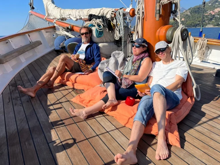 Moment de détente sur le pont de la goélette au soleil