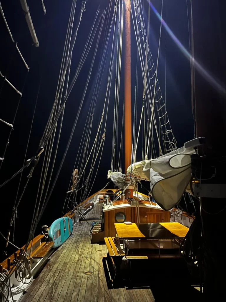 Le pont de la goélette Alliance de nuit, mât éclairé
