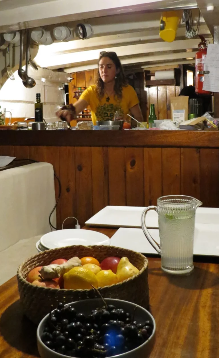 Préparation des repas à bord par l'équipage de la goélette Alliance