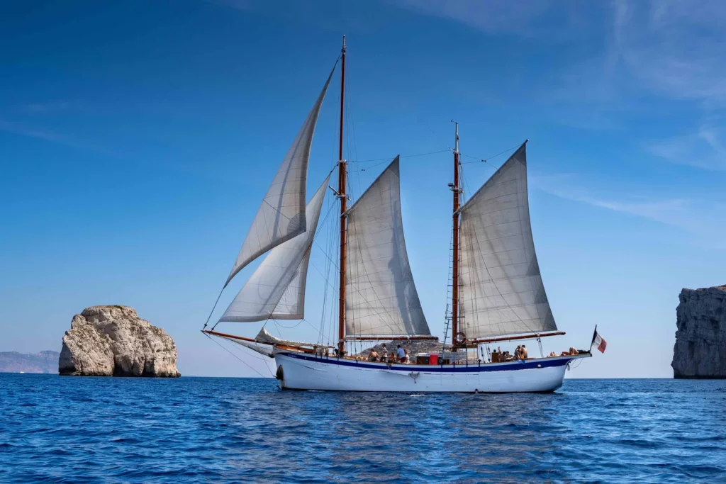 La goélette Alliance toutes voiles dehors dans les Calanques